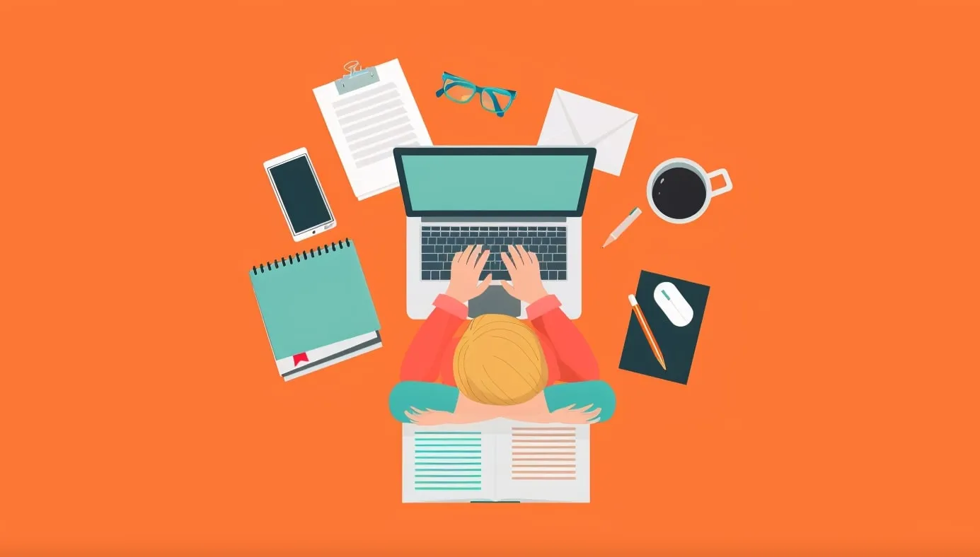 Mains sur un clavier d'ordinateur portable, vues du dessus, pendant la rédaction d'un contenu